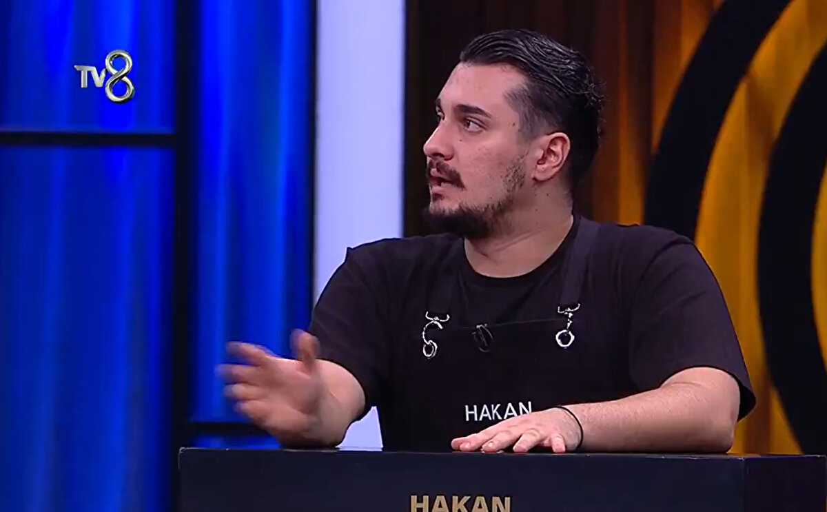 MasterChef 12 Kasım son bölümde neler yaşandı?<br><br>Eleme gecesinde yarışmacılar önce temel ürünlerle yaratıcı bir tabak hazırladı. Süre sonunda şeflerin tek tek değerlendirmesiyle en başarılı isimler güvenli bölgeye çıktı. Gece boyunca gerilim dolu anlar yaşanırken, MasterChef’te büyük finale doğru heyecan giderek artıyor.