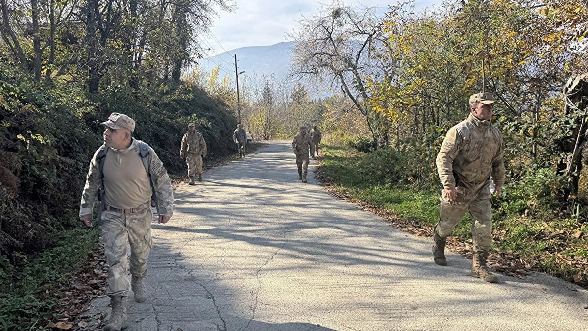 Ön rapor ortaya çıktı<br><br>Sabah'ın haberine göre; Adli Tıp'tan açıklanan ön rapora göre Osman Helvacı'nın yüksekten düşerek hayatını kaybettiği vurgulandı. 5 yaşındaki Osman'ın belinde kırıklara rastlandı. Tamamen çıplak halde bulunan anne Huriye Helvacı'da herhangi bir tecavüz bulgusuna rastlanmadı. Annenin hipotermi geçirdiği açıklandı.<br><br>Öte yandan İnebolu Cumhuriyet Başsavcılığından edinilen bilgiye göre, olaya ilişkin herhangi bir gözaltı kararının bulunmadığı öğrenildi.