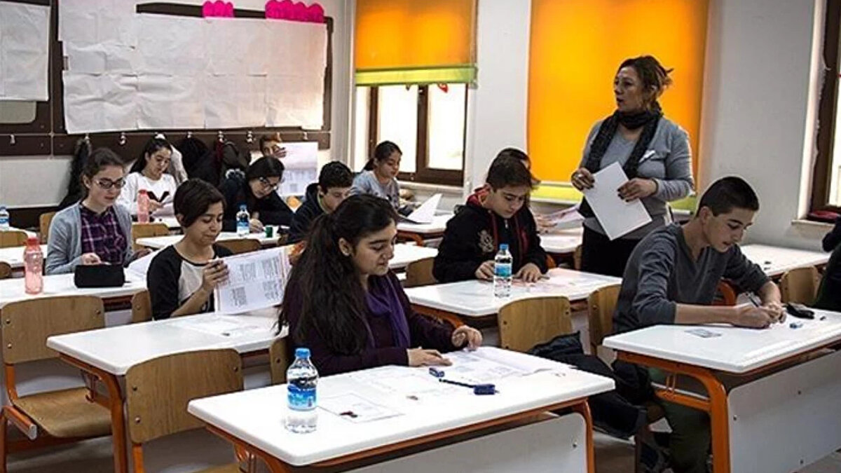 2025-2026 MEB Diğer Tatil Tarihleri<br>Milli Eğitim Bakanlığı'nın takvimine göre, sömestr tatili dışındaki diğer tatil tarihleri ise şöyle:<br><br>İlk Ara Tatil: 10 Kasım - 14 Kasım 2025<br><br>İkinci Ara Tatil: 16 Mart - 20 Mart 2026