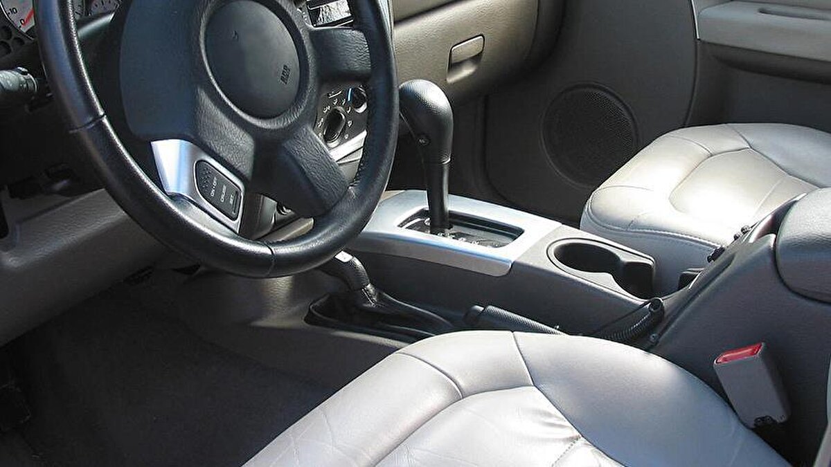 Üst segmentte rekabet devam ediyor<br>Orta ve üst segmentte ise fiyatlar 2 milyon TL’nin üzerine çıkıyor. Volkswagen Polo, Peugeot E-208, Nissan Juke, Ford Puma gibi modeller 1,8 ila 2,2 milyon TL arasında değişen fiyatlarla dikkat çekiyor. Premium segmentte ise BMW 120 (3 milyon 413 bin TL), Mercedes A200 AMG (3 milyon 170 bin TL) ve Audi A3 Sportback (3 milyon 63 bin TL) yer alıyor.