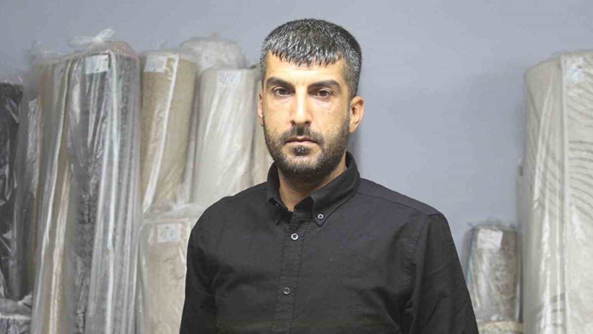 Adana’da halı yıkama firmasında çalışan Mehmet Reşit Erkek (32), kadın bir müşterisinden yıkamak için halılarını teslim aldı. Başka bir adresten halı almak için hareket eden Erkek, aracının arkasını açtığında halılardan birinin içinde cüzdan olduğunu fark etti. Cüzdanı açan Mehmet Erkek, içerisinde yaklaşık 650 bin TL değerinde altın bulduğunu görünce büyük şaşkınlık yaşadı. Hemen iş yeri sahibi Seyfettin Altun’u (40) arayarak durumu bildirdi. Altun ve Erkek, müşteriye ulaşıp altın dolu cüzdanı eksiksiz şekilde teslim etti. Müşteri ise hem duygulandı hem de teşekkür ederek iki çalışana helallik verdi.