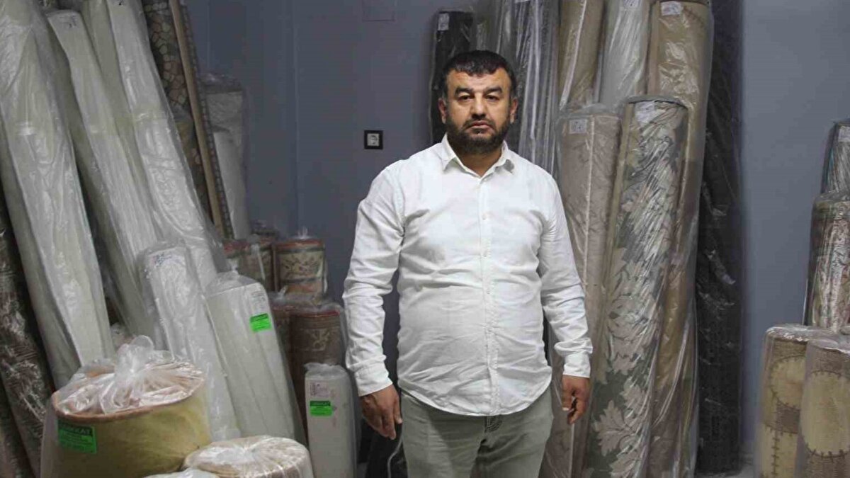 "Haramdan uzak durdu, doğru yolu tercih etti"<br><br>İş yeri sahibi Altun, çalışanının örnek bir davranış sergilediğini belirterek, "10 yıldır bu sektördeyiz, bugün başımızdan böyle farklı bir olay geçti. Halının renginden ötürü farklı rengi dikkat edip baktığında cüzdanı gördü. Elemanım cüzdanı açtığında altınlarla karşılaştı. Adetleri sayıp müşteriye, sayarak teslim ettik. Karşı tarafta bu durumdan çok memnun kaldı. Müşterimizin hoşuna gitti, duasını aldık. Güvenli bir firmayız, kimsenin altınına tenezzül edecek değiliz. Bizim buraya ne gelirse teslim etmekle hükümlüyüz. Çalışanıma bu hareketinde ödülü bu hafta çift haftalık vermeyi düşünüyorum. Bu güzel davranışından dolayı kendisini tebrik ettik. Devamını diliyoruz, inşallah hep böyle haramdan uzak doğru yolu tercih edeceğini umuyoruz" dedi.