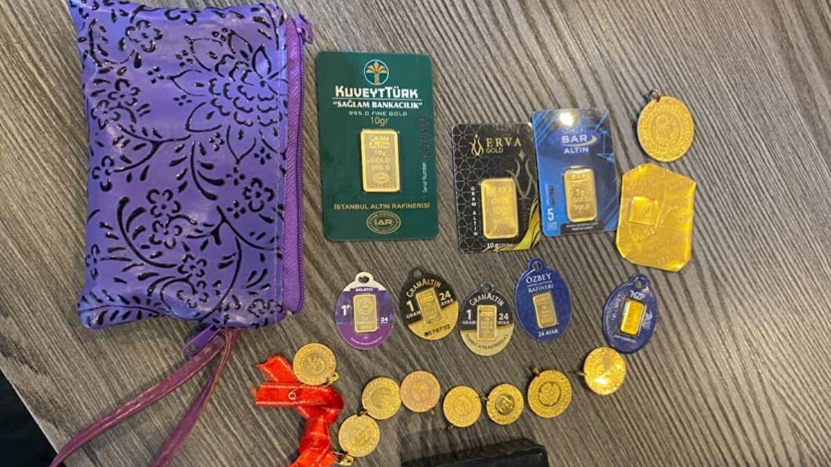 "Altınları görünce hemen sahibine ulaştık"<br><br>Altınları bulan Mehmet Reşit Erkek, "Halıları alıp arabaya koyduk, isimlerini halının üzerine yazdık. Başka bir adrese gittim sonra, kapıyı açtığımda halının içinde bir cüzdan fark ettim. Cüzdanı açtığımda altınları gördüm. Hemen fabrikaya geldim. Bu halının içinden bunların çıktığını söyledim. Hanımefendiye ulaştık. Herhangi bir değerli eşyanızı unutup halının içinde mi bıraktınız diye sordum. Altın diye cevap verdi, mor bir cüzdan da olduğunu söyledi. Biz de apar topar gittik ve altınlarını teslim ettik. Altın sahibi biz gittiğimizde çok tedirgin ve şoktaydı, bir üzüntü ile sevinç vardı. Altınları sayılı şekilde aldılar, ‘Allah razı olsun’ dedi o bize yeterlidir" diye konuştu.