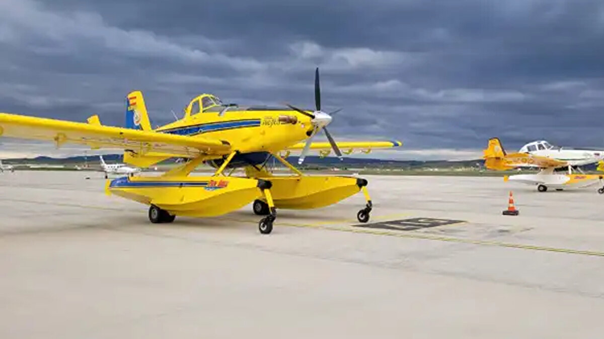 Yangın söndürme uçağı teknik detayları<br><br>Tek pilot ile kullanılabilen uçak, hassas sıvı bırakma sistemi ve dayanıklı yapısıyla Türkiye’deki orman yangınlarında önemli görevler üstleniyor.