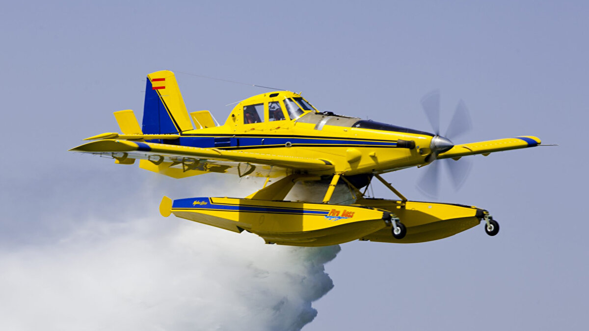 AT802 yangın söndürme uçağı özellikleri<br><br>Uçak, yaklaşık 1.200 beygir gücünde Pratt &amp; Whitney Canada PT6A-67F turboprop motor ile çalışıyor. Maksimum hızı 344 kms, seyir hızı ise 277 kms civarında. Yakıt kapasitesi yaklaşık 1.800 litre olan uçak, 3.100 litreye kadar su veya yangın söndürme kimyasalı taşıyabiliyor.