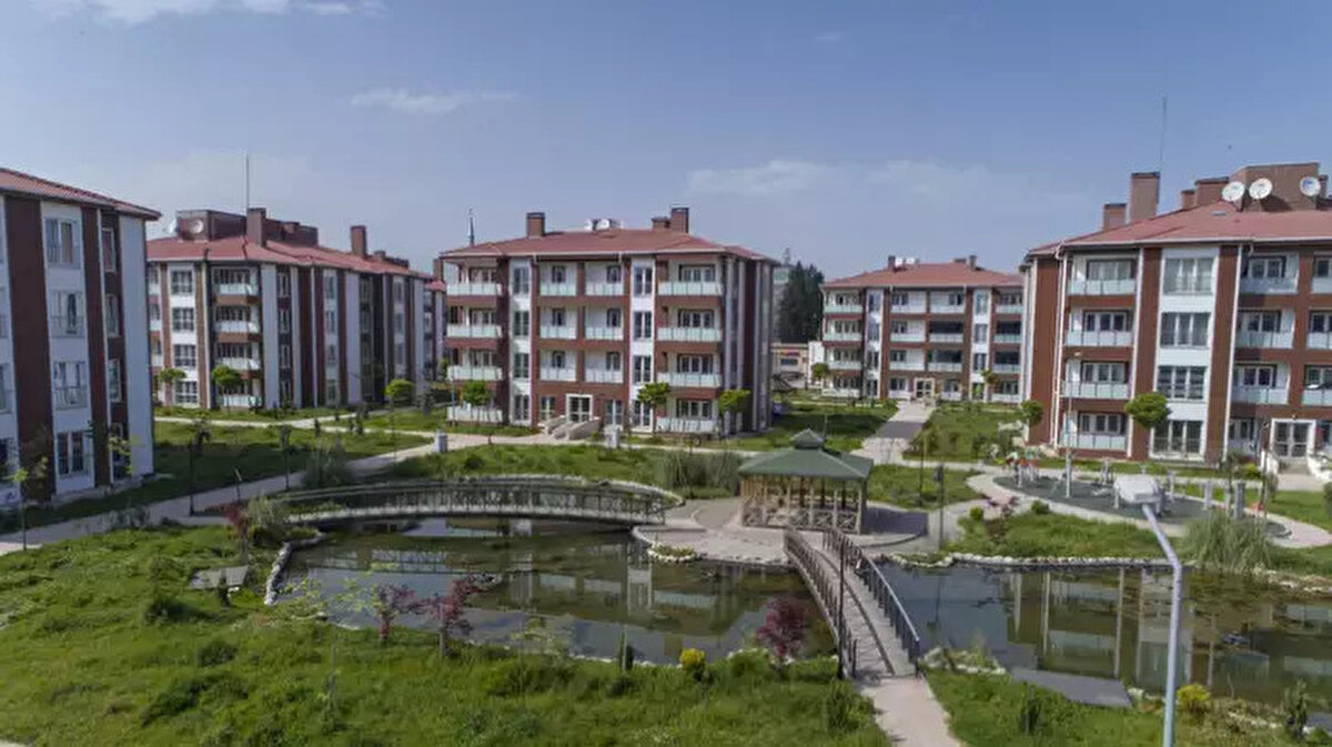 ANNE-BABASININ EVİ OLAN GENÇLER TOKİ'YE BAŞVURABİLİR Mİ?<br>"Genç" kategorisindeki en kritik soruya yanıt, Çevre ve Şehircilik Bakanı Murat Kurum'dan geldi.<br><br>Bakan Kurum, Sosyal Konut Projesi’ne 18-30 yaş arasındaki kişilerin, anne ya da babaları üzerine kayıtlı bir gayrimenkul (ev) olması halinde başvuru yapamayacağını açıkladı.<br><br>Bu kurala göre, 18-30 yaş aralığındaki bir gencin, "Genç" kategorisinden başvuru yapabilmesi için, hane halkı (kendisi, eşi, velayeti altındaki çocuklar) üzerine ev olmaması şartına ek olarak, anne ve babası üzerine de tapuda kayıtlı konut bulunmaması şartı aranacak.<br><br>Yetkililer, bu kuralın amacının, devlet destekli konut fırsatından, ailesi hâlihazırda konut sahibi olmayan gençlerin öncelikli olarak yararlanmasını sağlamak olduğunu belirtti.