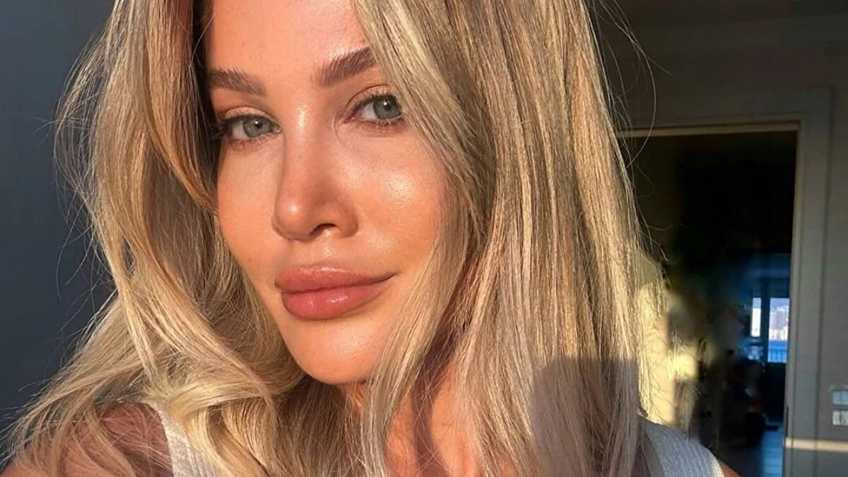 Son günlerde sosyal medyada paylaştığı parfüm videosuyla dikkatleri üzerine çeken Yasemin Nur Arı, “fakir gibi kokmak istemiyorum” sözleriyle büyük yankı uyandırdı. Kısa sürede Twitter, Instagram ve TikTok’ta en çok konuşulan isimlerden biri haline gelen fenomen hakkında “Yasemin Arı kimdir? fakirlerle aynı kokmak istemeyen kadın” soruları yoğun şekilde araştırılıyor. İşte Yasemin Arı’nın hayatı, mesleği, sevgilisi, Instagram hesabı ve merak edilen geçmişi…