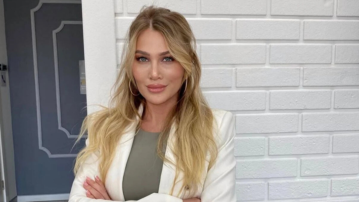 <br>Yasemin Arı’nın Özel Hayatı: Sevgilisi Kimdi?<br><br>Geçmişte ünlü şarkıcı Buray ile kısa süreli bir ilişki yaşayan Yasemin Arı, 2020 yazında magazin gündemine yansımıştı. Kısa süren bu ilişki, sosyal medya kullanıcıları tarafından hâlâ merak edilmektedir.