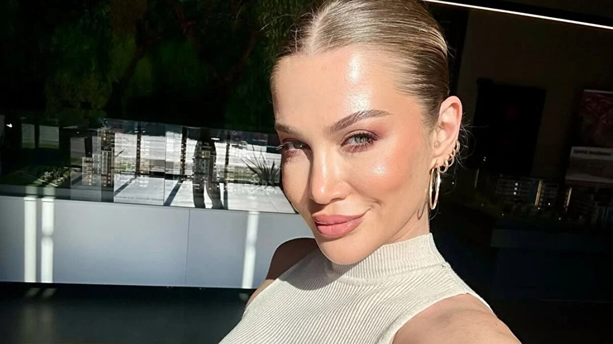 Eğitim Hayatı ve Mesleği<br><br>Yasemin Arı, Aydın Üniversitesi Adalet Bölümü mezunudur. Mezuniyetinin ardından bir süre inşaat sektöründe satış koordinatörü olarak görev yaptı. Daha sonra dijital içerik üretimine yönelerek sosyal medya fenomeni haline geldi ve takipçi kitlesini hızla artırdı.