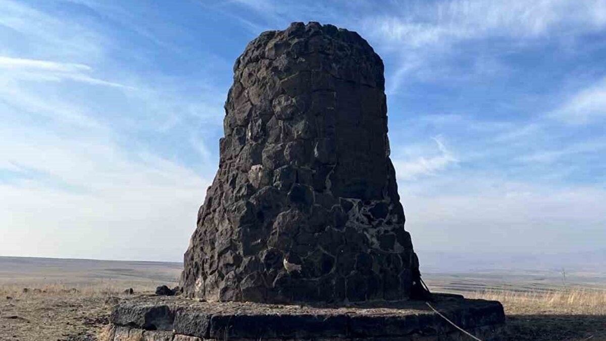 "Gözetleme kulesi mi, sınır taşı mı?"<br><br>Öte yandan köylüler arasında yapının amacına dair çeşitli iddialar bulunuyor. Kimileri buranın eski dönemlerde bir gözetleme kulesi olduğunu, kimileri ise sınır taşı ya da dini bir anıt olarak inşa edildiğini öne sürüyor. Kesin bilgilere ulaşılamaması, yapının gizemini daha da artırıyor.