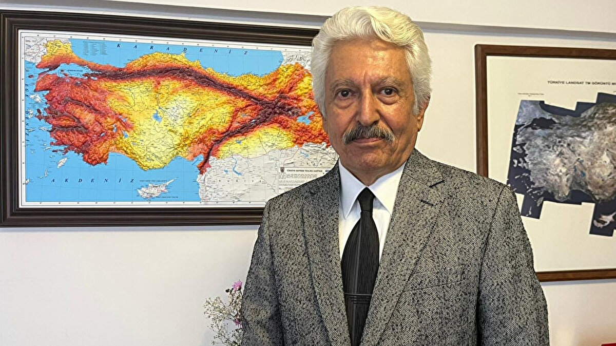 Prof. Dr. Süleyman Pampal'ın açıklamalarından öne çıkanlar şunlardı: <br><br>"Sındırgı pek çok şeyi anlatıyor. 5 dakikada 3 deprem ama 3 ayda da 16 bini geçen deprem etkinliği bu. Muazzam bir deprem fırtınasına sahne oluyor Sındırgı ve civarı. Hele de Sındırgı yakın çevresindeki Sındırgı fayı kuzeyi, güneyi bölgede bulunan pek çok fay sürekli kırılıyor, sürekli kırılıyor. Bunun mekanizmasını daha önce anlattık. Kısaca özetlemek gerekirse; şuna dikkat çekmemiz gerekiyor dün Girit'te 5.1'lik ve bugün Kıbrıs'ta 5.7'lik ve 5.4'lük depremler oluyor. Buna dikkat çekmiştim. Asıl güneye büyük depremlerin olması bakımından dikkat etmek gerekir diye. Bunun ikisini birden ele alacak olursak mekanizma aynı. Yani Kıbrıs'ın bulunduğu bölge güneydeki Afrika levhasıyla Anadolu'nun sınırını teşkil eden Kıbrıs yayının tam olduğu yer. Bu bölgede daha önce 6.8'lik depremler var. Kıbrıs yayı ve daha çok da batıdaki Girit-Rodos hattından 336 milattan sonra günümüze kadar 8-10 deprem var. Bunların bir kısmı 8.5'i buluyor. Bunları sık sık vurguluyorum ben son günlerde. Çünkü kuzeydeki Ege Denizi içinde yaşadığımız bu yılların başında yaşadığımız bir deprem fırtınası var, Santorini civarı hatırlayın. 2011 yılında da aynı bölgede deprem fırtınası yaşadık. Çok büyük depremler olmadı ama deprem fırtınalarını yaşadık. Bunun bir benzerini 3 aydır Sındırgı civarında yaşıyoruz. Mekanizma aynı. Çok sayıda fay kırılıyor. Bu kırılgan kabuğu alttan zorlayan magmanın yükselmesi zaten bilimsel anlamda son yapılan çalışmalarla hem bu yılın başında Santorini civarındaki çalışmalarda lavların 3 km yüzeye yaklaştığı gösterildi hem de bizim bu Sındırgı civarında Batı Anadolu'da böyle bir aktivitenin varlığını da artık bilimsel olarak biliyoruz.