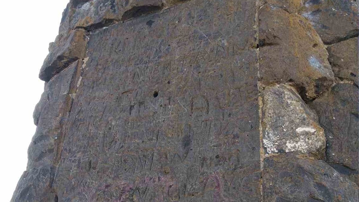 "Define avcılarının gözdesi oldu"<br><br>Zaman zaman define avcılarının da ilgisini çeken tepe, son yıllarda güvenlik korucularının denetiminde korunuyor. Bölgeye kazı yapılmasına kesinlikle izin verilmiyor.<br>Bulanık Köyü sakinleri, tepenin tarihi ve kültürel değerinin ortaya çıkarılması için arkeolojik bir çalışma yapılmasını istiyor. Köylüler, bu gizemli yapının Kars’ın zengin tarihine yeni bir halka ekleyebileceğini düşünüyor.