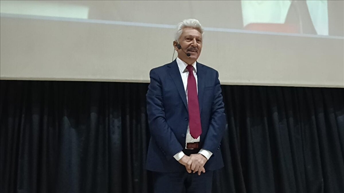 Ama asıl tehlikenin bizim kıyılarımıza gerçi bir miktar uzak ancak Kıbrıs'ı ve Girit-Rodos hattında 7.5-8.5 arası büyüklükte olabilecek bir deprem ki, mekanizmanın aynı olduğunu birbirine bağlı olduğunu, birbirini beslediğini belirttikten sonra, bu güneyde yani dalma batma zonunda oluşacak kısmen daha derin odaklı ve yıkıcı deprem birincil etkisiyle ve tsunami etkisiyle bizim Güney Batı Anadolu bölgemizi etkileyecektir. O bakımdan Antalya'dan İzmir', Çanakkale'ye kadar olan bölgede bu türden bir deprem ve birincil ikincil etkiye karşı hazırlıklı olmakta yarar var. Bunu belirtmek isterim. Alttan magma sürekli yükseldiği için, sürekli sürekli zorluyor yukarıyı. Bir tek fay olsa bir kere kırılır enerji boşalır. Ama burada depremin oluşum mekanizması farklı olduğu için rahatlama olarak alamıyoruz konuyu. Çünkü sürekli alttan beslendiği için yukarı doğru zorlanıyor yer kabuğu. Kabuk da ince bölgede. Onun için kolayca kırılıyor. Yeni fayların oluşumuna da neden olabilir. Bölgeden enerji boşaldı demek doğru değil. Gelenbe fayını zorluyor, eğer kırarsa maalesef 6'nın üzerinde deprem olabilir. Risklerin de yüksek olduğunu dikkate alarak bir miktar teyakkuzda bir miktar tedbirli beklemekten başka yapacak bir şey görünmüyor."