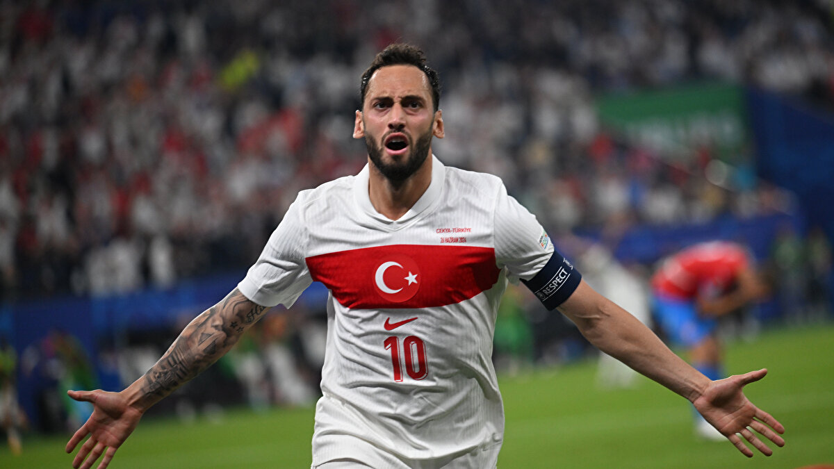 HAKAN, TUNCAY ŞANLI'YI YAKALADI<br><br>Bulgaristan maçında penaltı golüyle perdeyi açan Hakan Çalhanoğlu, 22 gole ulaşarak A Millî Takımımızın tarihindeki en golcü 3. futbolcu ünvanını artık Tuncay Şanlı ile paylaşıyor.<br><br>Hakan Çalhanoğlu: “Ben bu atmosferi İtalya'da görmedim. Kurtlar Vadisi müziğindeki görüntüde tüylerim diken diken oldu.”