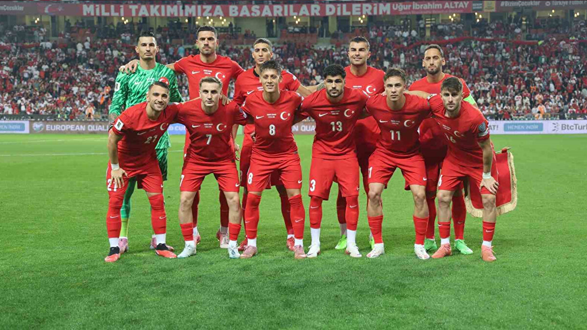 FİNALDE ÇIKARSAK  MUHTEMEL RAKİPLİER<br><br>Türkiye, yarı finale geçerse finalde eşleşeceği muhtemel rakipler de belli odlu. Burada ise diğer grupların 2.leri arasında yapılacak maçlar sonucu netleşecek.<br><br>An itibarıyla Çekya, İskoçya, Polonya ve Slovakya en olası (ihtimal olarak en yüksek) rakiplerimiz olarak dikkat çekiyor. <br><br>Diğer olası ve ihtimali daha düşük olan rakipler;<br>Macaristan<br>Kosova<br>Kuzey Makedonya<br>Galler<br>Bosna Hersek