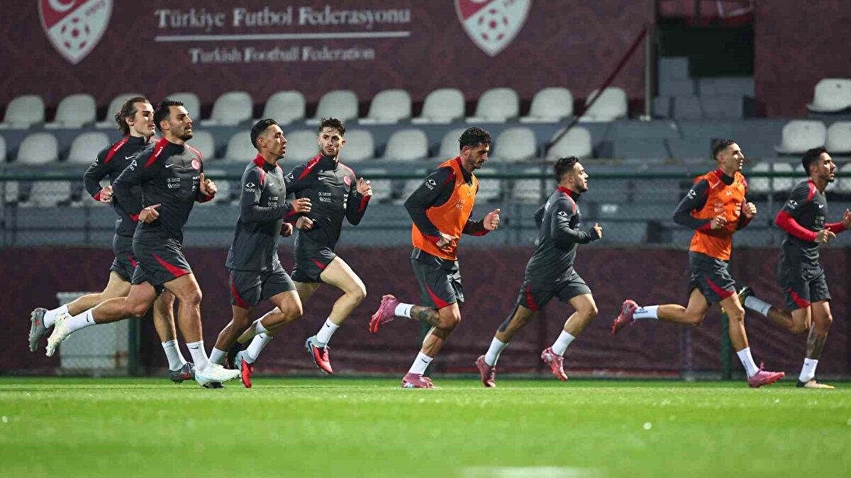 LİDERLİK ÇOK ZOR <br><br>Mevcut tabloya göre Türkiye’nin 2026 Dünya Kupası için en olası yolu play-off aşamasından geçmek olarak görülüyor. Doğrudan katılım için şans düşük. Türkiye'nin son maçta İspanya'yı en az 7-0 gibi skorla mağlup ederse grubu lider tamamlayacak.