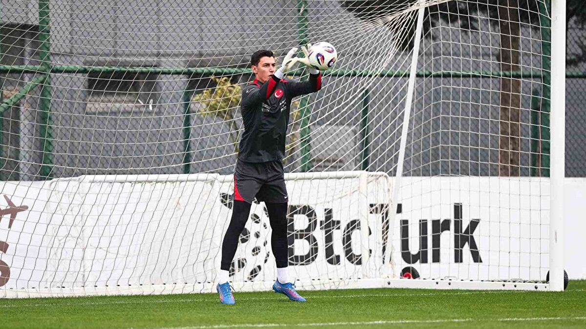 MİLLİ TAKIM'DA EKSİKLER<br><br>Kadrodaki sürpriz isimlerden biri, Danimarka'nın Midtjylland kulübünde oynayan Aral Şimşir oldu. <br>Genç futbolcu, ilk kez A Milli Takım kadrosuna çağrıldı. <br><br>Ayrıca A Milli Takım kampında yaşanan bir olay nedeniyle Berke Özer kadroda yer almadı.<br><br><br>