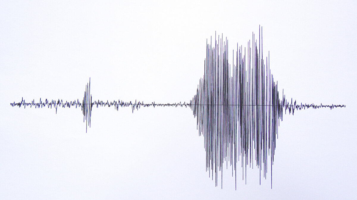 Ercan, uyarısının yanlış anlaşıldığını belirterek aslında söylemek istediğinin net olduğunu aktardı:<br><br>“Ev satın alırken mutlaka ‘yer–yapı güvenlik belgesi’ isteyin. Uygun değilse o eve girmeyin. Uygunsa elbette alınabilir.”<br><br>Bu belge olmadan yapılan her tercihin vatandaşın kendi can güvenliğini riske attığını vurguladı.