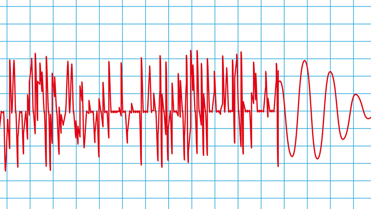 Prof. Dr. Ercan, geçtiğimiz günlerde sosyal medya üzerinden Türkiye’nin farklı kent ve ilçelerinde zeminden kaynaklanan yüksek deprem risklerine dikkat çekmiş, özellikle sulak ve gevşek tarım alanlarına inşa edilen çok katlı yapıların büyük tehlike oluşturduğunu belirtmişti.<br>İzmir’den Balıkesir’e, İstanbul’dan Mersin’e kadar geniş bir liste paylaşan Ercan, bu alanlarda sarsıntıların üç ila beş kat büyüyebileceğini ifade ederek vatandaşlara “Bu bölgelerden ev satın almayın, kiralamayın” çağrısı yapmıştı.