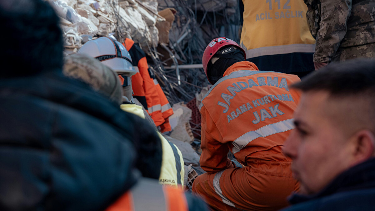 Ercan, kendisine gelen “korkutuyorsunuz” yorumlarına da canlı yayında yanıt verdi. Bilim insanlarının koruyucu hekimlik gibi toplumun güvenliği için önceden uyarmakla yükümlü olduğunu vurgulayan Ercan, şu ifadeleri kullandı:<br><br>“Deprem bilimcileri uyarı yapmadan duramaz. Korkutmakla suçlamak çağ dışı bir yaklaşım. İnsanları hazırlıklı hale getirmek zorundayız.”<br><br>Türkiye’de 55 yıldır deprem çalıştığını dile getiren Ercan, ekonomik koşullar nedeniyle sağlam zeminlerde yaşama imkânı bulamayan dar gelirli vatandaşların depremlerde daha ağır sonuçlarla karşılaştığını söyledi.