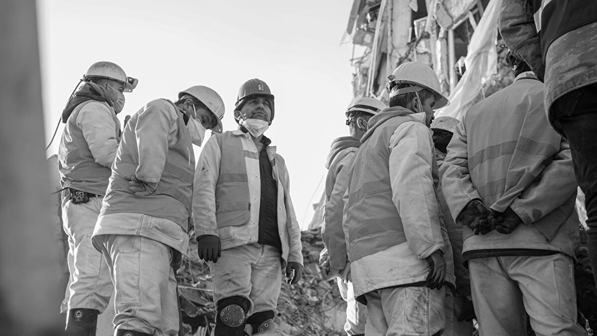 Deprem Uzmanı Prof. Dr. Övgün Ahmet Ercan, sosyal medya paylaşımlarında işaret ettiği riskli bölgeler ve yaptığı uyarılar üzerine bu kez Kanal D’deki Neler Oluyor Hayatta programına bağlanarak kapsamlı değerlendirmelerde bulundu.