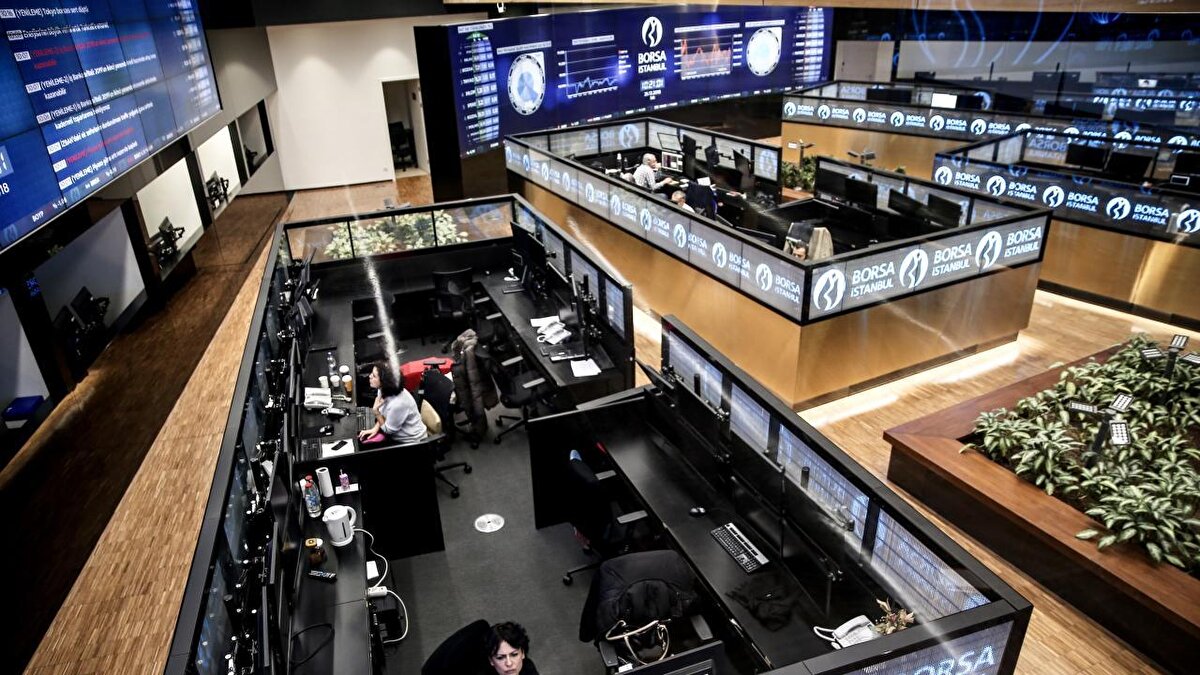 Küresel piyasalardaki negatif seyir, ABD Merkez Bankası’nın faiz indirim beklentilerinin azalması ve teknoloji hisselerindeki satışlarla destekleniyor. Yurt içinde TCMB’nin piyasa katılımcıları anketi, yurt dışında ise Avro Bölgesi büyüme ve dış ticaret verileri takip ediliyor. BIST 100 için kritik destek seviyeleri 10.550 ve 10.500, dirençler ise 10.700 ve 10.800 puan olarak öne çıkıyor.