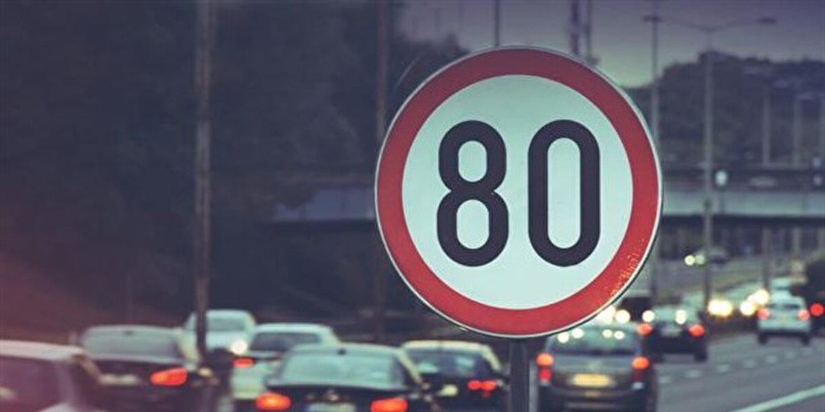 UKOME 84 noktada yeni hız sınırlarını onayladı<br>Ulaşım Koordinasyon Merkezi (UKOME) toplantısı, İBB Genel Sekreter Yardımcısı Pelin Alpkökin başkanlığında Eyüpsultan’daki Artİstanbul Feshane’de yapıldı. Toplantıda İstanbul Valiliği, İl Emniyet Müdürlüğü, İBB ve Karayolları 1. Bölge Müdürlüğü tarafından hazırlanan teklif görüşüldü ve yeni hız limitleri resmen kabul edildi.