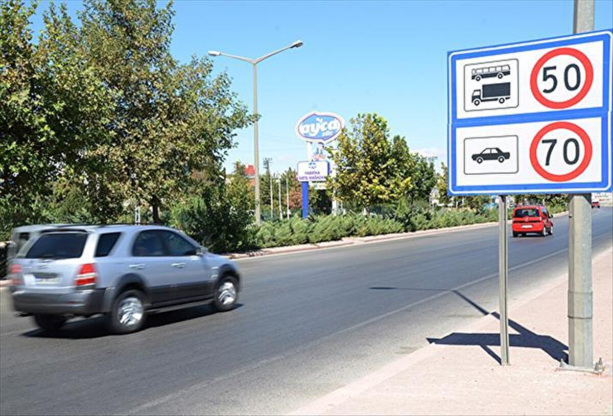 İstanbul’da şehir içi trafiğin güvenliği için yapılan çalışmayla 84 ayrı noktada hız limitleri güncellendi. UKOME’nin onayladığı düzenleme; tünellerden sahil yollarına, ana arterlerden yoğun trafik bölgelerine kadar birçok güzergâhta yeni hız sınırları getiriyor. Değişikliğin amaçları arasında sürücülerin kurallara daha kolay uyabilmesi ve kazaların azaltılması bulunuyor.