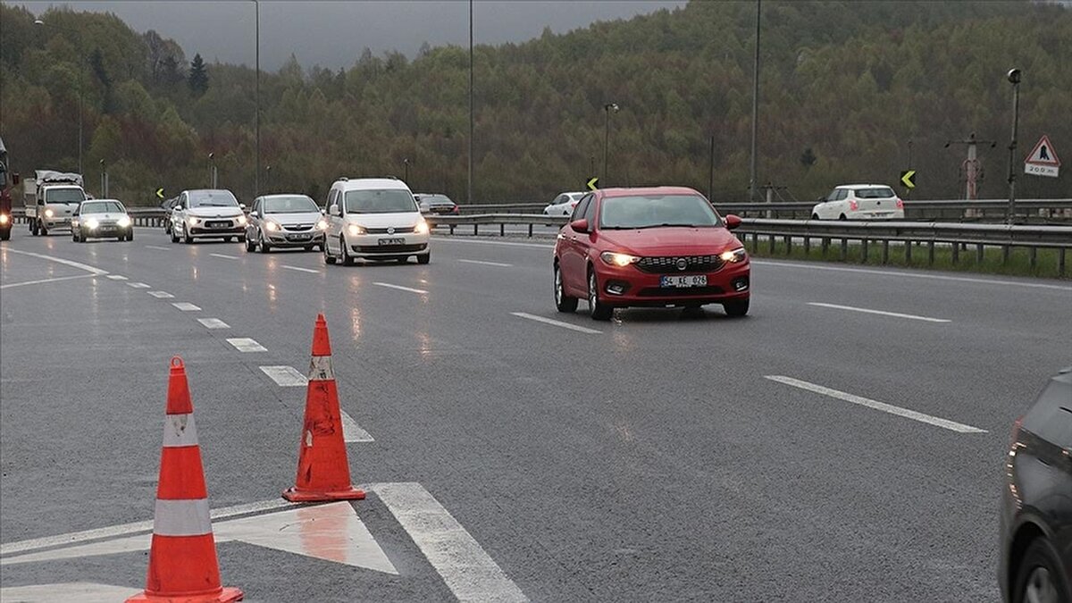 İstanbul’da trafik güvenliğini artırmak ve yol koşullarına uygun sürüşü teşvik etmek amacıyla hız limitleri yeniden düzenlendi. İstanbul Büyükşehir Belediyesi (İBB) ve ilgili kurumların ortak çalışmasıyla hazırlanan yeni hız limitleri, 84 noktada güncellenerek uygulamaya alındı. Düzenleme, kent içi ulaşım planlamasında önemli bir adım olarak görülüyor.