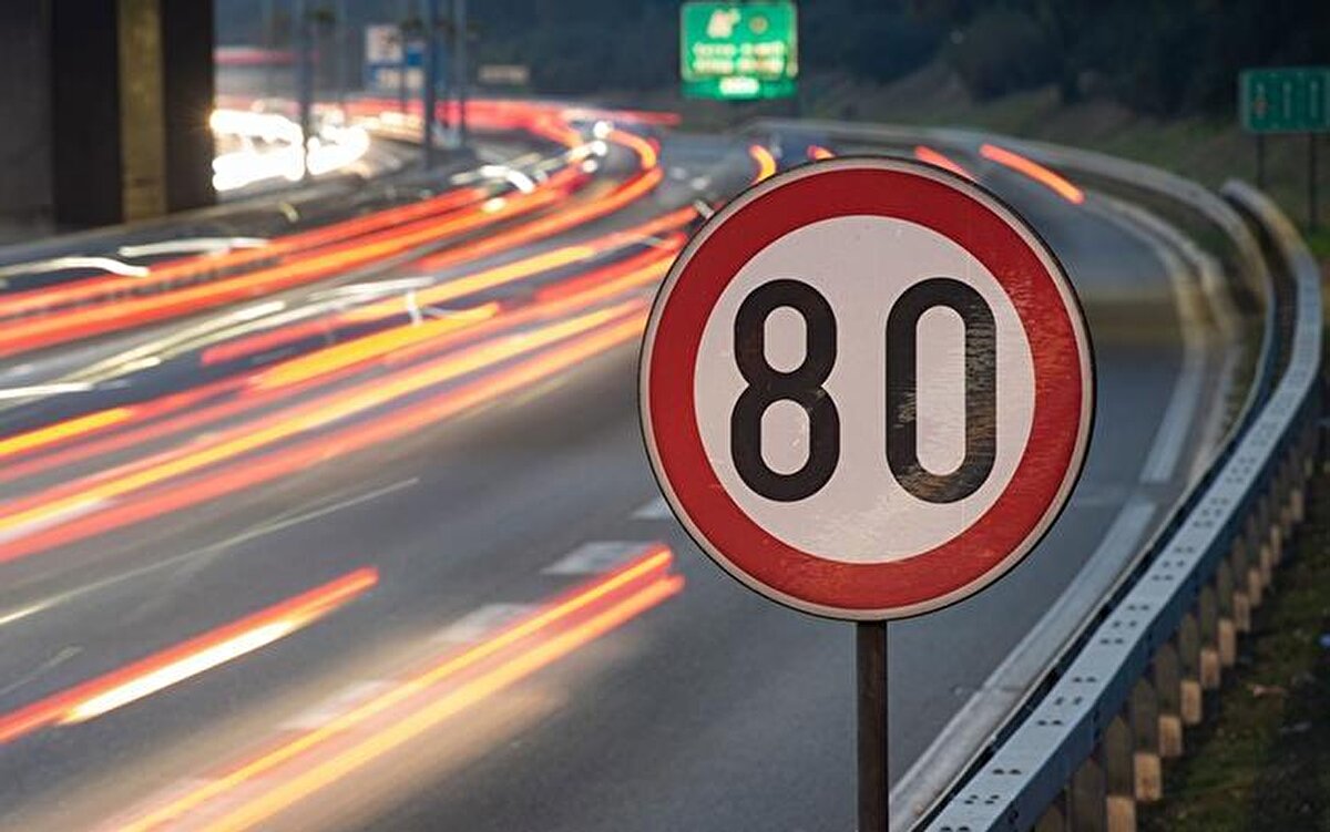 Hangi bölgelerde hız limitleri değişti?<br>Yeni düzenlemeye göre Beşiktaş Barbaros Bulvarı’nda hız limiti 70 kilometreye çıkarıldı. Tantavi, Vecdi Diker ve Halit Ulukurt tünellerinde limit 90 kilometre olarak belirlendi. Basın Ekspres Yolu’nda sınır 110 kilometreye yükseltilirken, Mahmutbey Caddesi’nde 90 kilometre olarak güncellendi. Avrupa Yakası Sahil Yolu’nun Florya Kavşağı–Çatladıkapı hattında hız limiti 90 kilometreye çıkarıldı. Kennedy Caddesi’nde ise sınır 70 kilometre olarak uygulamaya girecek.