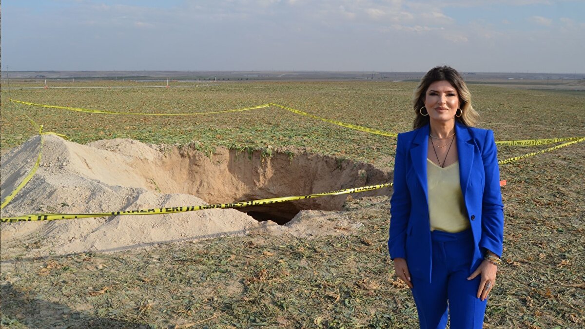 "Yer altından tuzlu su çıkmaya başladı"<br><br>Tuz Gölü’ndeki tuzlu suyun kuyulardan çıkmaya başladığını belirten Nurcan Özdemir, “Konya ve Aksaray bölgesinde çok su tüketen ürünler olan yonca, şeker pancarı ve mısır ekiliyor. Bölgede acilen kuru tarıma geçilmesi lazım. Normalde obruklar bir doğa olayı. Konya bölgesinde yılda 20 -30 tane obruk oluşmasıyla artık doğa olayını geçtik. Çünkü yer altı sularına çok yüklendik. Sular çekilince kireç taşlarında çökmeler meydana geliyor. İlerleyen süreçte daha fazla yaşayacağız. Tuz Gölü’nde şu anda ters akış olduğu için yer altındaki tuzlu su da bölgede çıkmaya başladı. Bölgedeki göller, dereler hepsi kurudu. Şu anda sadece yer altındaki sularımız kaldı. Bunu da çok kıymetli bir şekilde kullanmamız ve değerini bilmemiz lazım” dedi.