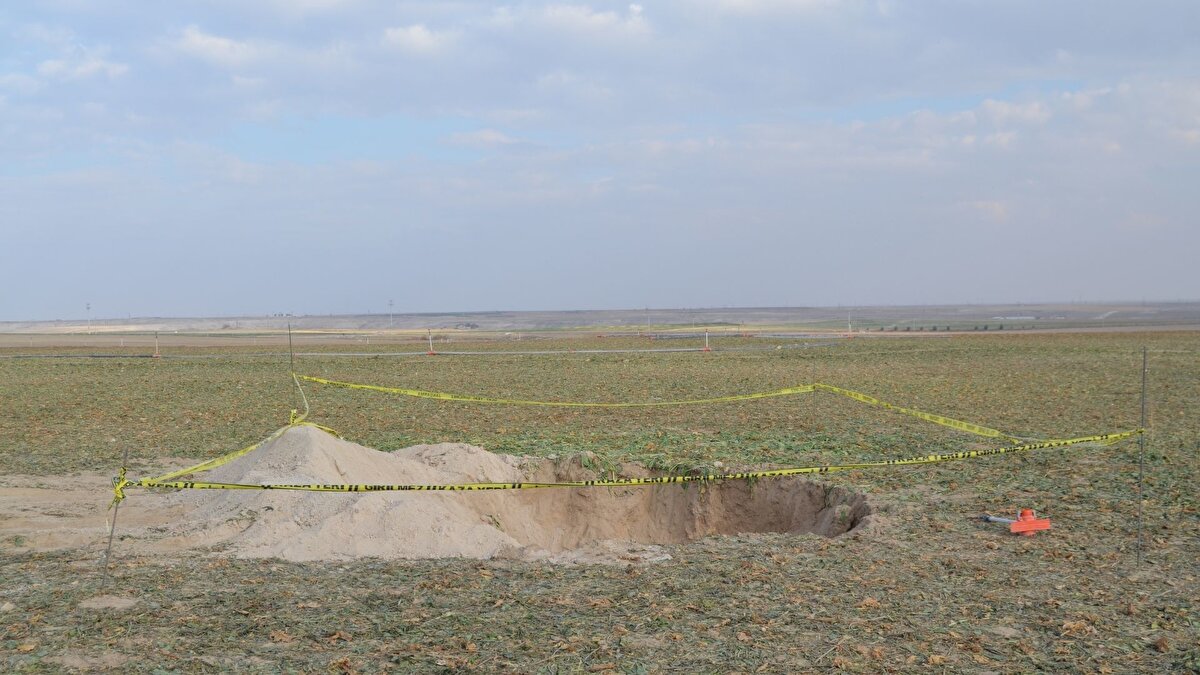 Konya Ovası'nda yer altı sularının çekilip, toprağın göçmesiyle oluşan ve çoğunlukla Karapınar ilçesinde gerçekleşen obruklar, son yıllarda aynı bölgedeki Ereğli, Halkapınar, Emirgazi, Çumra, Cihanbeyli, Kulu, Yunak, Çeltik ve Altınekin ilçelerinde de irili ufaklı obruk oluşumları gözlemleniyor. Konya Ovası’nı tedirgin eden obruklar Aksaray havzasında da görülmeye başlandı. Sultanhanı ilçesinde 5 metre çapında ve 15 metre derinliğinde bir obruk oluştu. Aksaray’da da obruk oluşumlarının görülmeye başlanacağını söyleyen Jeoloji Yüksek Mühendisi Nurcan Özdemir, "Bölgede bilinçsiz bir şekilde yer altından su çekimi var. Bu bölge Tuz Gölü havzasına girdiği için kuyu açmak 2012 yılında yasaklanmıştı. Ama buradaki vatandaşlar birbirini şikayet etmeyince çok miktarda kaçak kuyu açıldı” diye konuştu.
