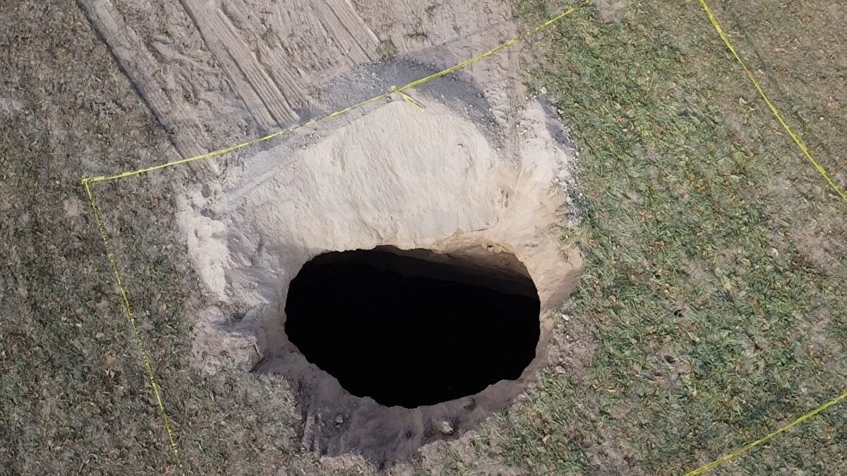 "Kendini yenileyen bir kaynak değil"<br><br>Yer altı suların sadece yağmur ve kar sularının beslediğini söyleyen Özdemir, “20 yıl önce 70-80 metreden istenilen su alınırken, şu anda kuyuların derinliği 250-300 metreye kadar indi. Daha derine girdikçe daha fazla su alacağız diye bir şey yok. Vatandaşlarımız yer altında sınırsız su olduğunu sanıyor. Ama yer altı suları sınırsız değil ve kendini yenileyen bir kaynak değil. Kasım ayı olması rağmen ne yağmur ne de kar yağdı. Yer altı suları bir havuz gibi, biz bu suları çekerek sonuna geldik. Bu sular son sularımız” ifadelerini kullandı.<br>