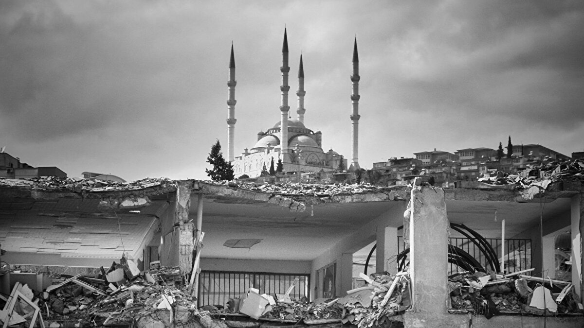 İstanbul’da bin yıl önce yaşanan büyük depremin ardından su altında kaybolan Vordonisi Adası, yeni uydu görüntüleriyle yeniden gündeme geldi. “Adalar’ın 10’uncusu” olarak bilinen ada, denizin altındaki siluetiyle bir kez daha ortaya çıktı.