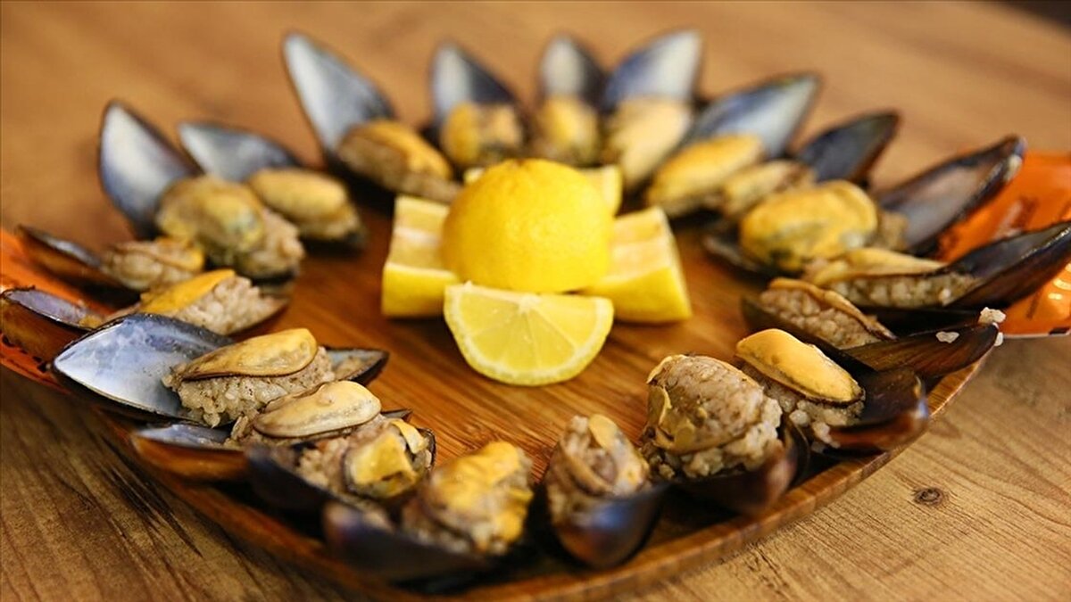 Kumpirdeki İşlenmiş Et Ürünleri Ek Risk Oluşturuyor<br>Sosis, salam, işlenmiş tavuk ve hindi gibi ürünler uygun soğutma sağlanmadığında Listeria, Salmonella ve Clostridium botulinum gibi tehlikeli bakterilere zemin hazırlayabiliyor. Son kullanma tarihi geçmiş ürünler ya da hijyen standartlarından uzak üretim yerleri zehirlenmenin en önemli kaynaklarından biri.