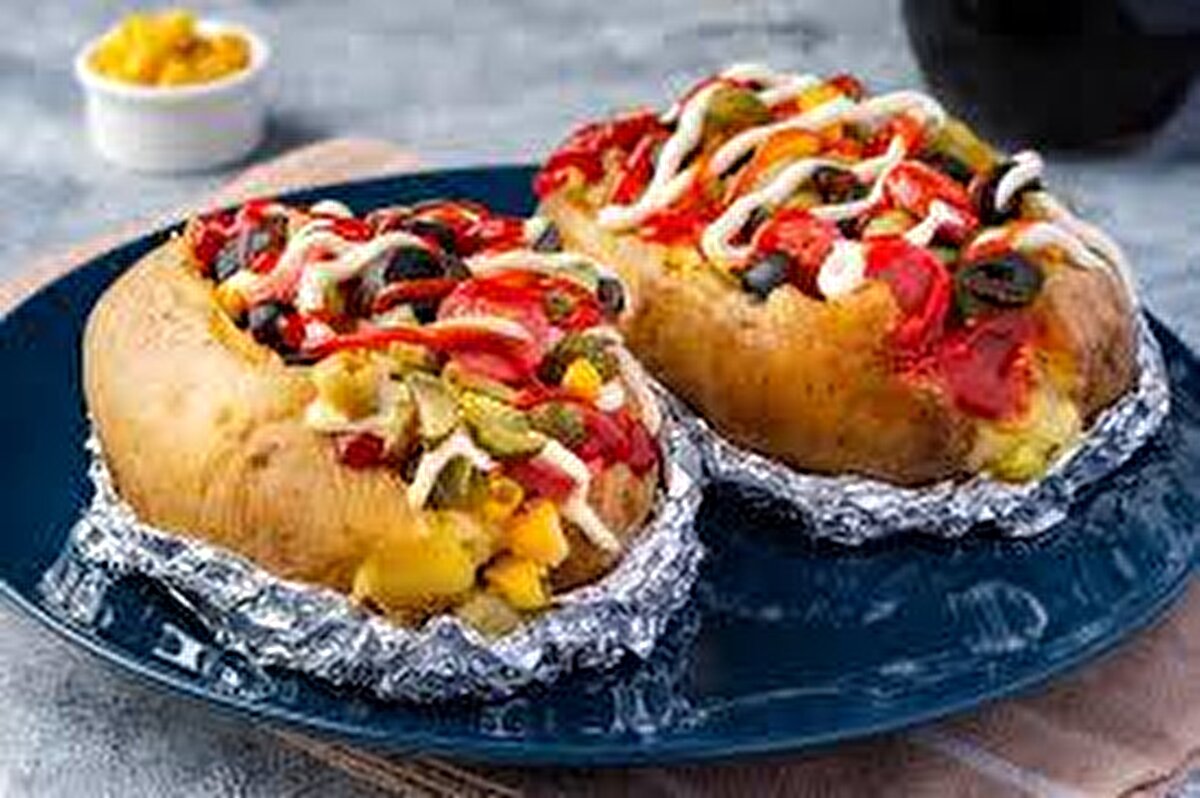 Hangi Gıda Daha Riskli?<br>Uzmanlara göre midye ve kumpir, özellikle sokak satıcılarından alındığında işlenmiş et ürünlerine kıyasla daha yüksek akut (ani) zehirlenme riski taşıyor. Bunun nedeni, midyenin denizden toksin biriktirme ihtimali ve kumpirde kullanılan malzemelerdeki hızlı bozulma riski.