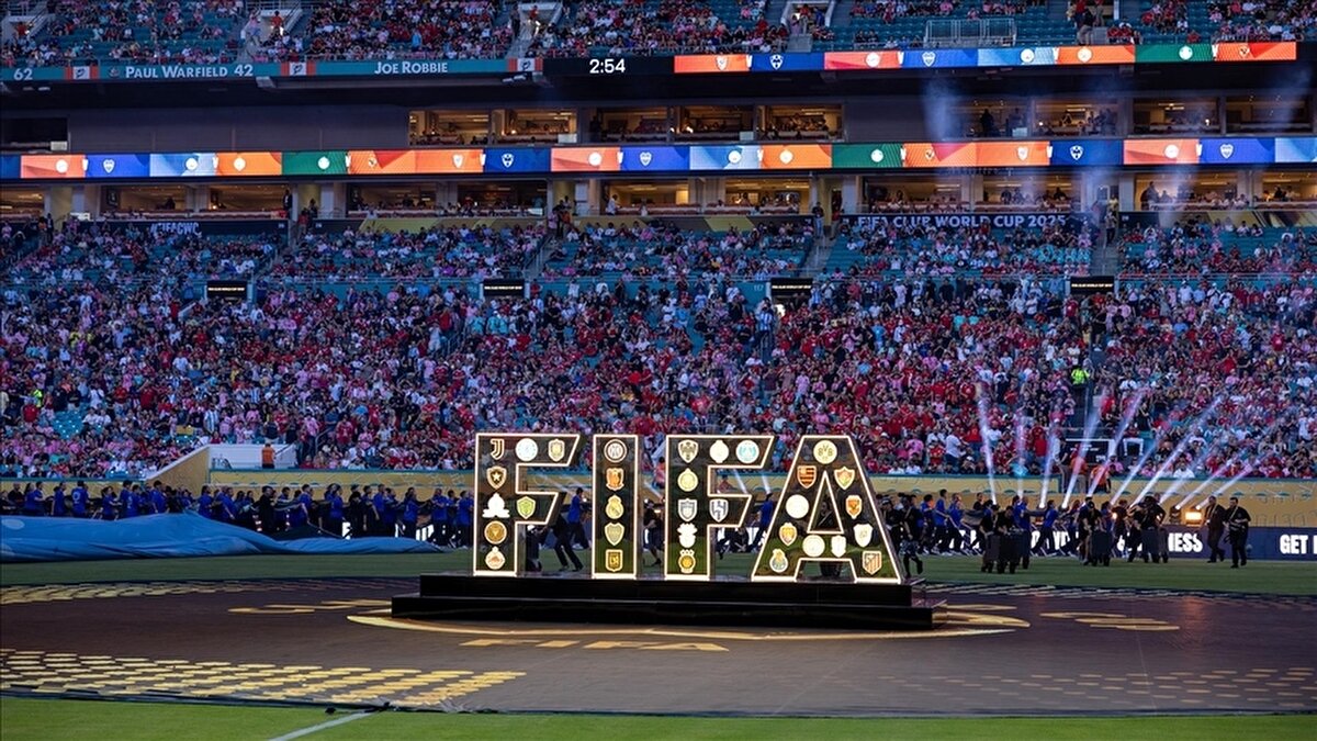 Bugünkü maçlar kaçta?<br><br>14 Kasım Dünya Kupası Avrupa Elemeleri maçları 20.00 ve 22.45 saatlerinde başlayacak.<br><br>Bugünkü maçlar hangi kanalda?<br><br>Avrupa Elemeleri karşılaşmaları Exxen platformunda canlı yayınlanmaktadır.