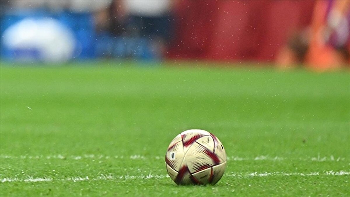 Dünya Kupası eleme maçlarının genel yayın politikası gereği Exxen’de ekrana gelmesi beklenirken, Türkiye’nin Bulgaristan ile oynayacağı milli maçın farklı bir kanalda yayınlanacak olması ekstra merak yarattı. Bugünkü maç programı ve yayın detaylarının tamamı haberimizde.