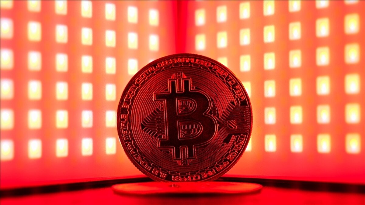 Kripto uzmanları ne diyor? <br><br>Uzmanlar, piyasaların şu anda “belirsizlik ve toparlanma arasında ip üstünde yürür gibi” bir görüntü çizdiğini ifade ederken, ABD hükümetinin kapanmasının sona ermesinin ardından açıklanacak ekonomik verilerin Fed’in faiz indirimi beklentilerini daha da zayıflatabileceğine dikkat çekiyor. Özellikle son haftalarda yayımlanamayan istihdam raporları ve kritik göstergelerin piyasalar üzerinde yeni etkiler yaratabileceği belirtiliyor.