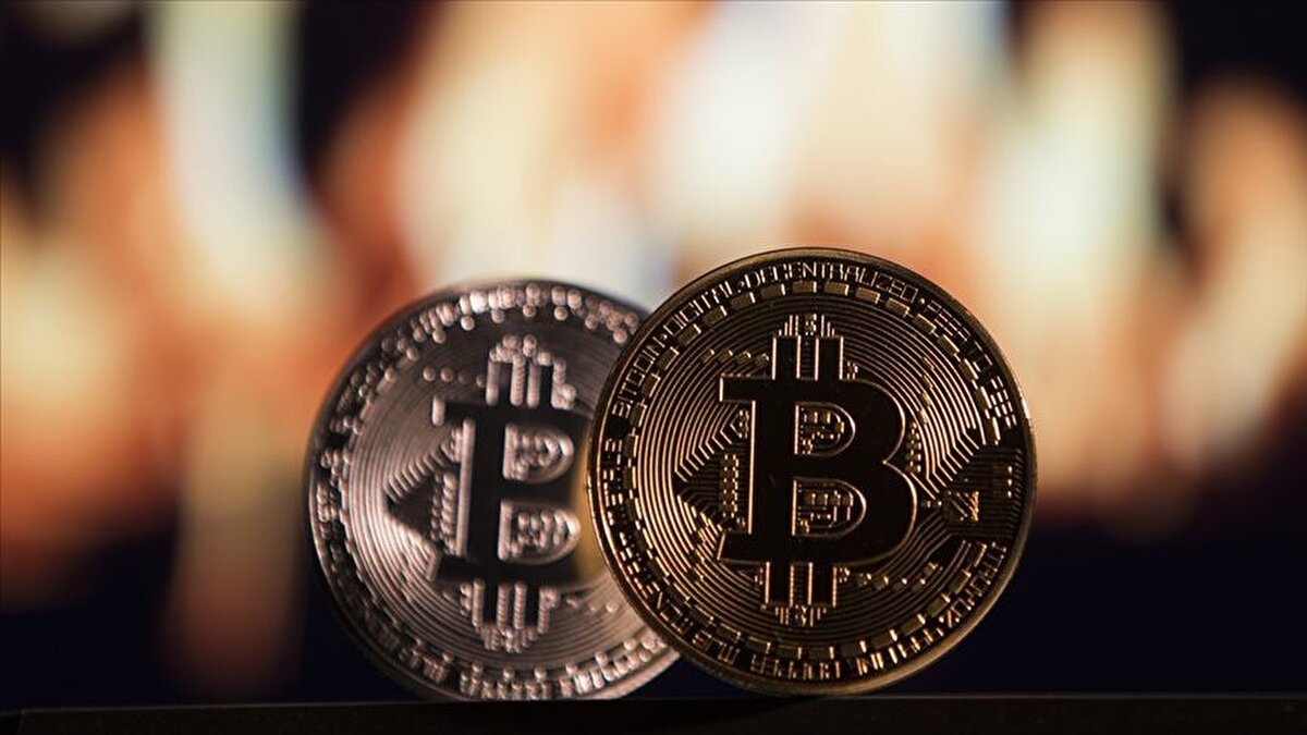Bitcoin piyasasında sarsıntı<br><br>Piyasa değeri bakımından lider konumda bulunan Bitcoin, 24 saatte yüzde 5,3’ten fazla değer kaybederek Mayıs 2025’ten bu yana görülmemiş seviyelere geriledi. TSİ 12.11 itibarıyla 97 bin 332 dolardan işlem gören kripto para biriminin haftalık kaybı ise yüzde 4 olarak kaydedildi.