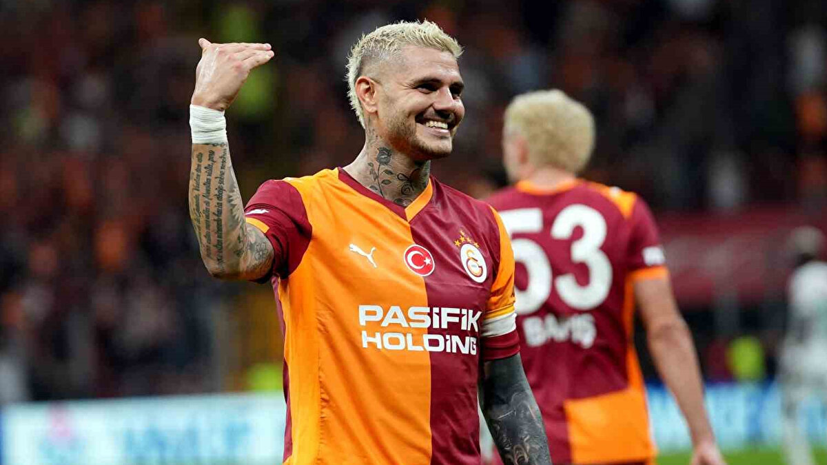 "G.SARAY İLE PROJEMİZ HALA BİTMEDİ"<br><br>"Hala yapılacak çok iş olduğunu hissediyorum. Galatasaray taraftarlarına söz verebileceğim şey, hayalleri gerçeğe dönüştürmeye ve daha önce hiç olmadığı kadar ileriye taşımaya devam edeceğim. Diğer birkaç kulüp de ilgi ve takdirlerini dile getirdiler. Son birkaç yıldır bu kulüp için yaptığım çalışmalar var, ancak projenin henüz bitmediğini hissediyorum. Birkaç yıl önce Galatasaray'ı belli seviyelere getirmeyi hayal etmiştik ve bu henüz bitmedi. Özellikle Okan Buruk'a saygı duyuyorum ve onu çok beğeniyorum. Ortak hedeflerimiz var."