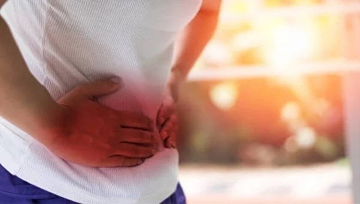 Almanya’dan İstanbul’a Gelen 4 Kişilik Aileden 3’ü Hayatını Kaybetti<br><br>İstanbul’da kumpir, midye ve lokum tüketen Almanya uyruklu 4 kişilik ailenin 3 ferdinin yaşamını yitirmesi sadece Türkiye'de değil, Avrupa basınında da geniş yankı uyandırdı. Olayın gıda kaynaklı zehirlenme şüphesi üzerinde duruluyor.