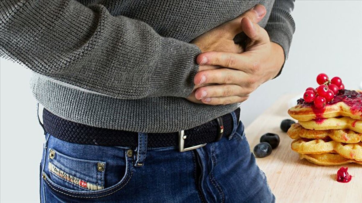 Kayseri – Sucuk Festivalinde Toplu Zehirlenme: 80 Kişi Hastanede<br><br>Kayseri’de bir okulun düzenlediği sucuk festivalinde tüketilen ürünlerden sonra 80 öğrenci ve veli mide bulantısı, kusma ve baş dönmesi şikayetleriyle hastanelere başvurdu. Numunelerde inceleme sürüyor.