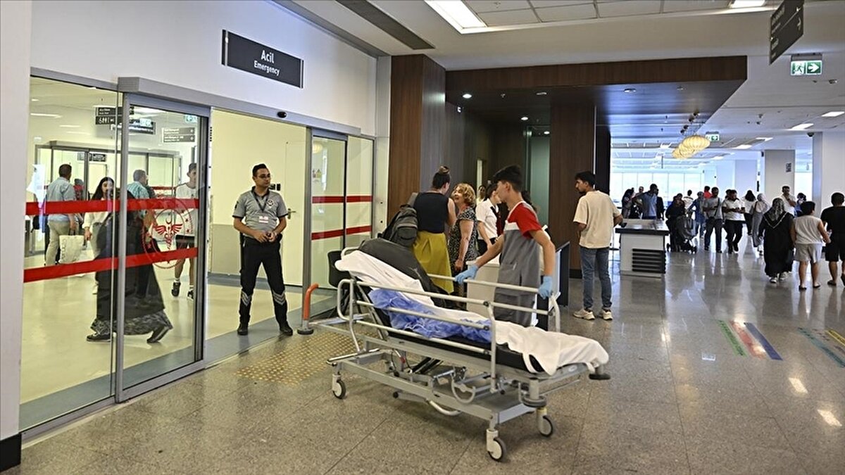 Samsun'da Kolejde Hamburgerden Zehirlenen 5 Öğrenci<br><br>Samsun’da özel bir kolej yemekhanesinde servis edilen hamburgerleri tüketen 5 öğrenci zehirlendi. Olay sonrası yemekhanedeki tüm ürünler incelenmek üzere toplatıldı.