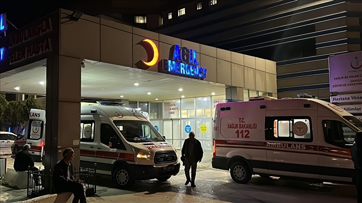 Kayseri'de Yardım Etkinliğinde Dağıtılan Döner 28 Öğrenciyi Hastanelik Etti<br><br>Kayseri’de bir yardım etkinliği sırasında dağıtılan döneri yiyen 28 öğrenci zehirlenme belirtileriyle tedavi altına alındı. Yetkililer, et ve sos numunelerinin laboratuvara gönderildiğini açıkladı.