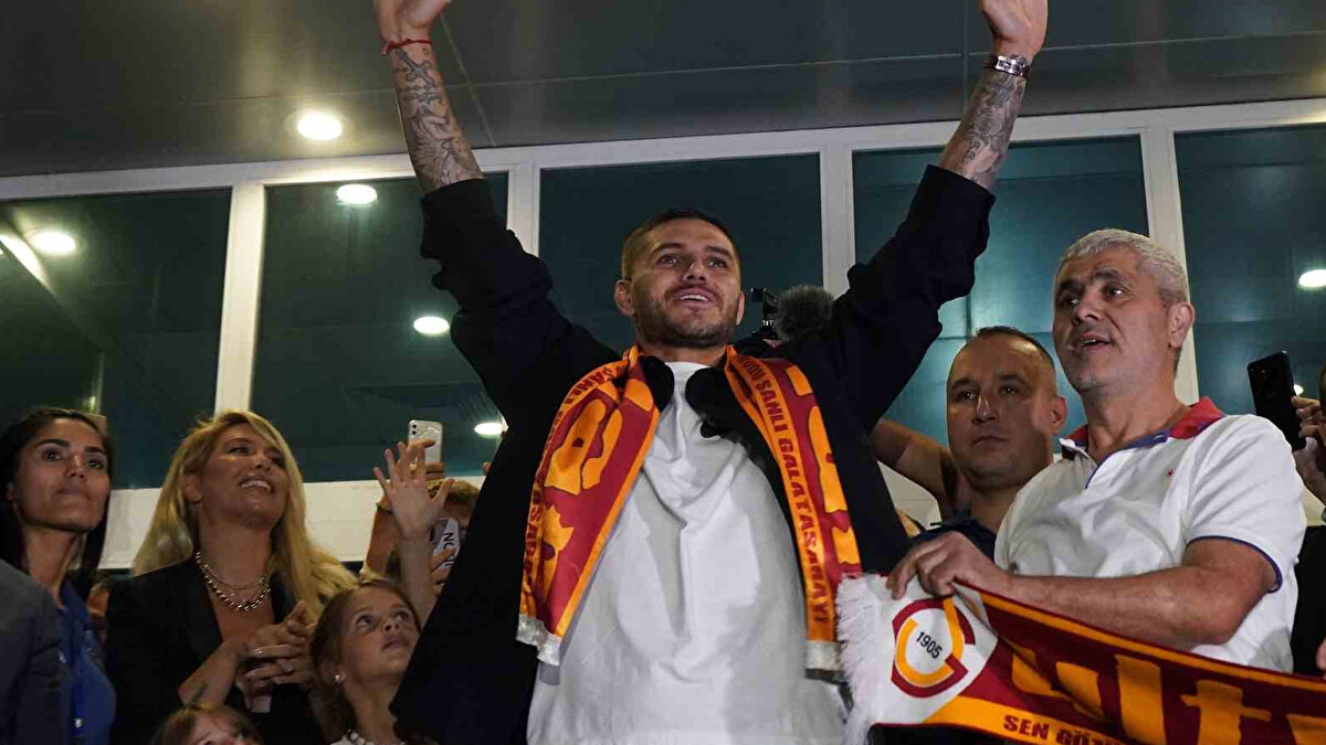 "O, kulübün son yıllardaki en iyi oyuncularından biriydi, pardon, son dönemdeki en iyi oyuncularından biriydi. Geleceği ise belirsiz. Sözleşmesi yıl sonunda sona eriyor. Kulübün onun geleceği için en iyi kararı vereceğinden eminim ve verdikleri karar doğru olacaktır."<br>