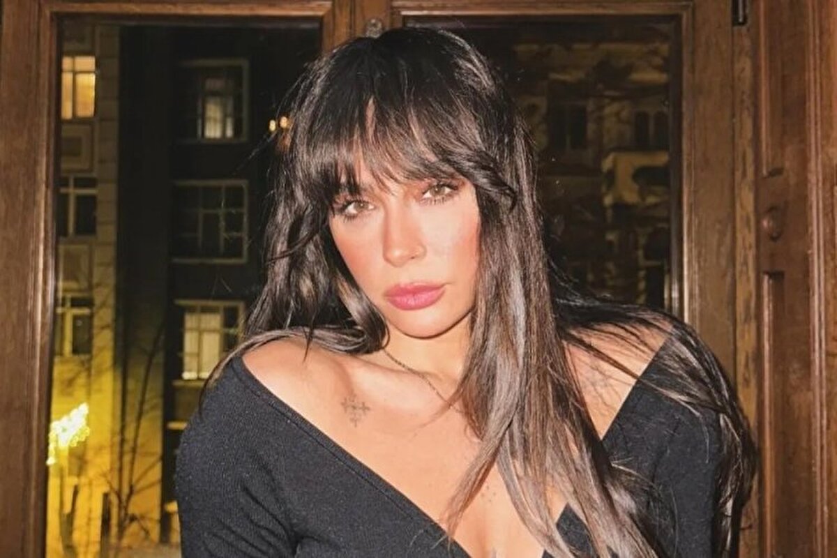 YASEMİN YÜRÜK KİMDİR?<br><br>Sanat yolculuğu baleyle başladı<br><br>1986 yılında İstanbul’da doğan Yasemin Yürük, kökeni Mersin’e dayanan bir ailenin kızıdır. Sanata küçük yaşta başlayan Yürük, Mimar Sinan Güzel Sanatlar Üniversitesi Devlet Konservatuvarı Bale Bölümü ve İstanbul Üniversitesi Devlet Konservatuvarı Bale Bölümü mezunudur.