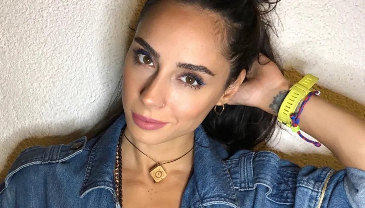 Oyunculuk kariyeri<br><br>2006: Kısık Ateşte 15 Dakika – “Berna” rolü<br><br>2007–2008: Hepsi Bir – “Yasemin” karakteri