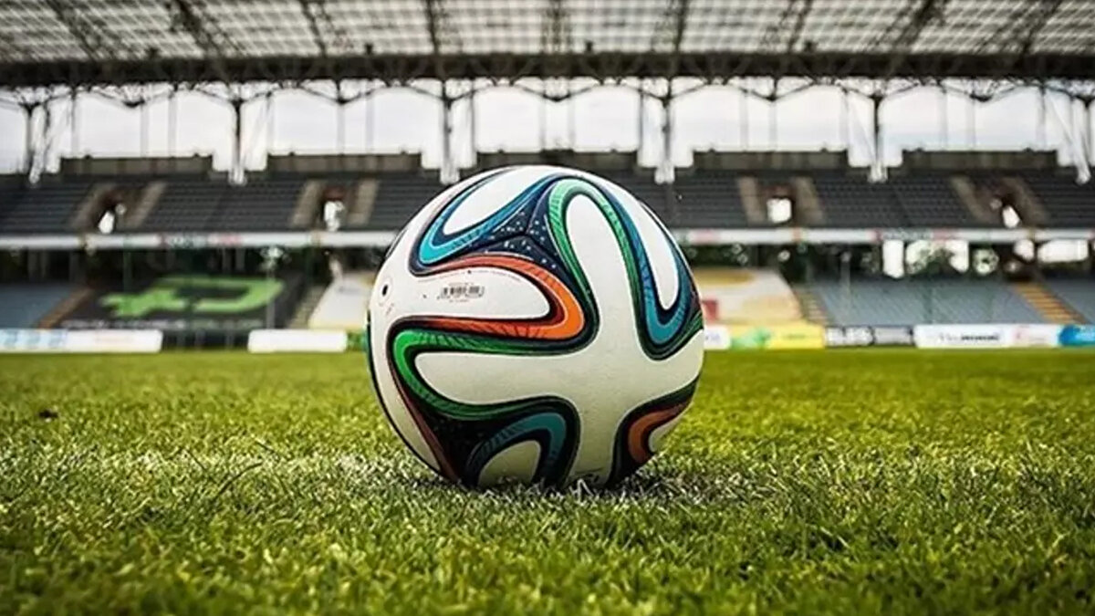 Futbolun en iyi kulüpleri belli oldu. Uluslararası Futbol Tarihi ve İstatistikleri Federasyonu, güncel formuyla birlikte en iyi reyting alan ilk 30 takımı açıkladı. İlk 30'da ise Süper Lig'den tek takım listeye girdi. İşte ilk 10'da yer alan takımlar ve Süper Lig ekiplerinin sıralamaları ve puanları... 