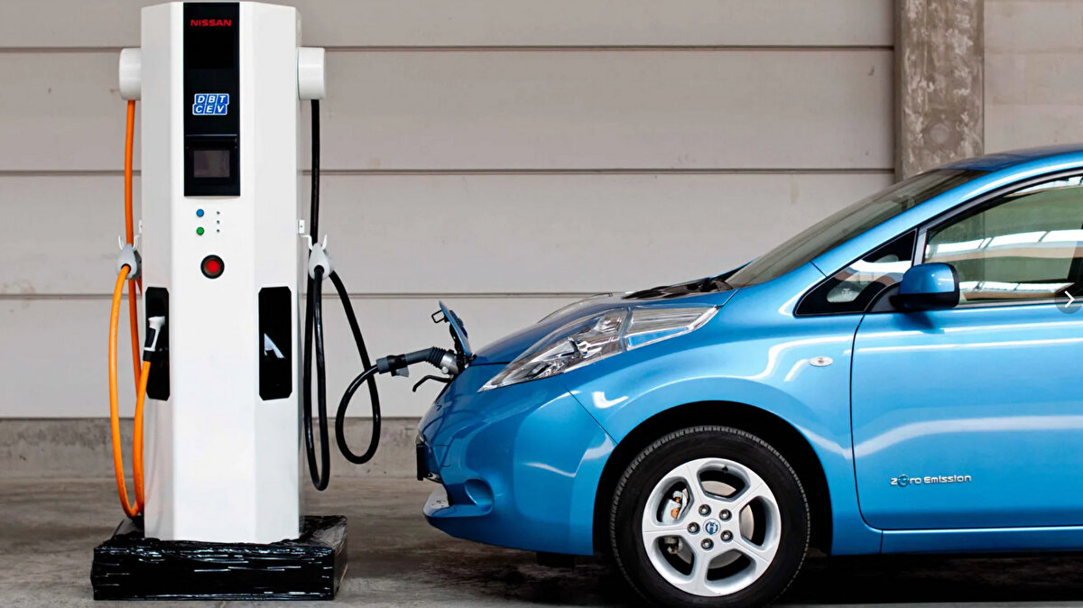 Elektrikli araç kullanımı arttıkça, şarj çözümleri de büyük ilgi görüyor. Özellikle ticari şarj istasyonlarına kıyasla daha uygun maliyetler sunan ev tipi şarj cihazlarına talep giderek artıyor. Ticari istasyonlar, kWh başına ortalama 9-10 TL civarında ücret talep ederken, ev tipi cihazlarda bu maliyet yaklaşık 5-6 TL seviyelerinde kalıyor.